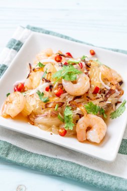 karides ve karidesli baharatlı pamelo salatası. Füzyon yiyecek tarzı.