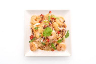 pamelo Baharatlı karides veya beyaz arka plan üzerinde izole karides salatası