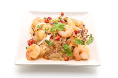 pamelo Baharatlı karides veya beyaz arka plan üzerinde izole karides salatası