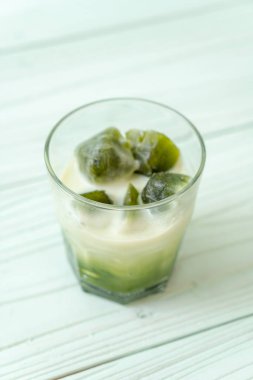 Matcha yeşil çay buzlu cam sütlü