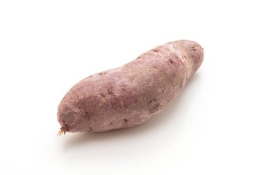 beyaz arkaplanda izole edilmiş mor tatlı patates