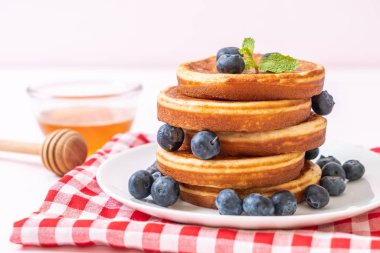 Taze yaban mersinli gözleme.