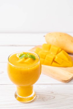 taze mango smoothies - sağlıklı yiyecek ve içecek konsepti