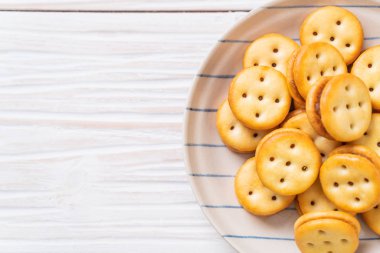 Hindistan cevizli bisküvi ve ananas reçeli.