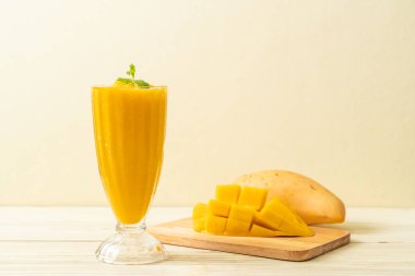 taze mango smoothies - sağlıklı yiyecek ve içecek konsepti