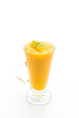 Beyaz arka plan üzerinde izole taze mango smoothies