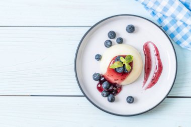 yoğurt puding taze yaban mersini - sağlıklı yemek ve tatlı ile