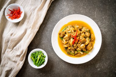 Fried yengeç ile toz köri - Tayland mutfağı