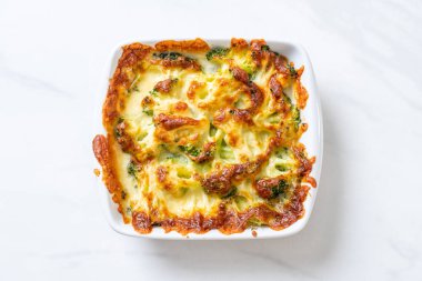 Peynirli fırında karnabahar ve brokoli graten