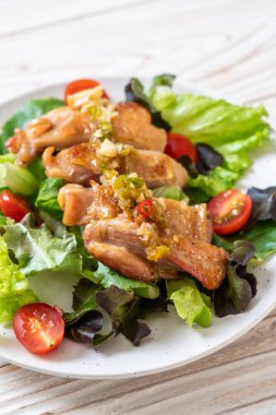 ızgara tavuk salata sebze - sağlıklı gıda tarzı ile