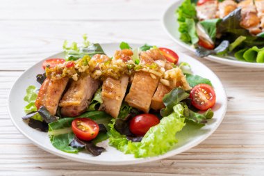 ızgara tavuk salata sebze - sağlıklı gıda tarzı ile