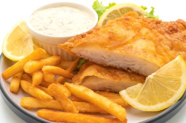 Beyaz arkaplanda balık ve cips izole