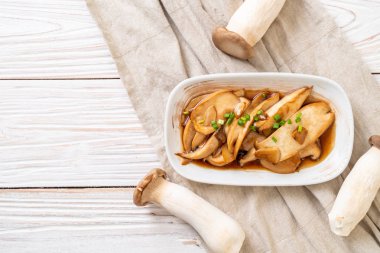 İstiridye soslu kızarmış kral istiridye mantarı. Sağlıklı, vejetaryen ya da vejetaryen yemek tarzı.