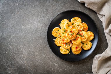 Sahanda yumurta yumuşak tofu sarımsak - sağlıklı, vegan ve sebze gıda tarzı