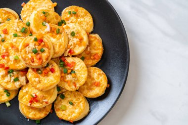 Sahanda yumurta yumuşak tofu sarımsak - sağlıklı, vegan ve sebze gıda tarzı