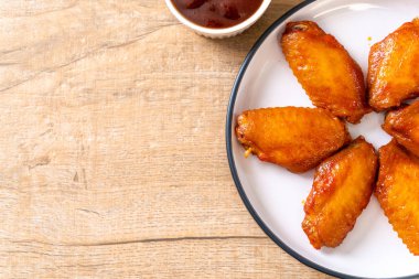 Barbekü tavuk kanadı sosu ile