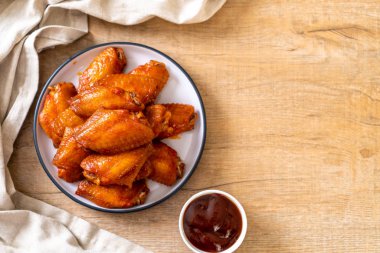 Barbekü tavuk kanadı sosu ile