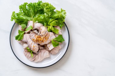 Soslu ve sebzeli haşlanmış balık sosu.