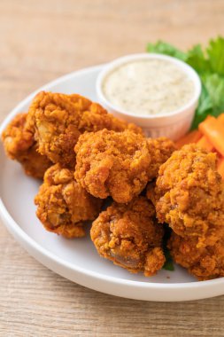 Sebzeli kızarmış tavuk kanadı.