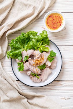 Soslu ve sebzeli haşlanmış balık sosu.