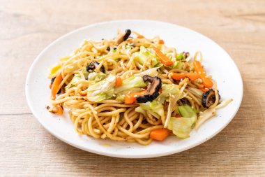 tavada kızartılmış yakisoba noodle sebzeli - vegan ve vejetaryen yiyecekler