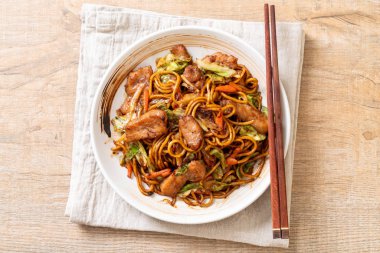 tavada kızartılmış yakisoba noodle pork - Asya gıda tarzı ile