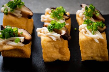 Shitake Mantarlı ızgara Tofu ve Altın İğne Mantarı - sağlıklı, vejetaryen veya vejetaryen yemek tarzı