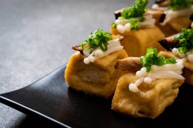 Shitake Mantarlı ızgara Tofu ve Altın İğne Mantarı - sağlıklı, vejetaryen veya vejetaryen yemek tarzı