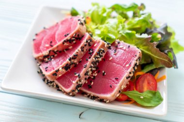 Taze ton balığı ve sebze salatası. Sağlıklı yemek.