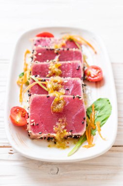 Taze orkinos ile baharatlı salata sosu - ham sağlıklı gıda