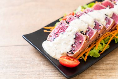 Sebze salatası ve soslu taze ton balığı. Sağlıklı yiyecek.