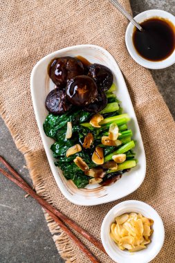 Sarımsaklı istiridye soslu kızarmış Hong Kong Kale heyecan