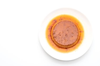 Ev yapımı karamel kremalı puding beyaz arka plan üzerinde izole