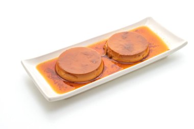 Ev yapımı karamel kremalı puding beyaz arka plan üzerinde izole