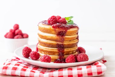 Taze ahududu ve frambuaz sos ile gözleme