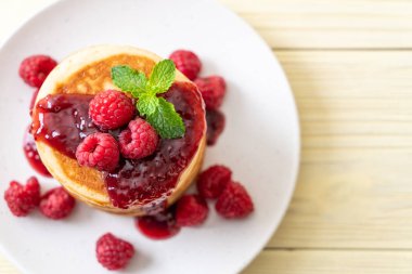 Taze ahududu ve frambuaz sos ile gözleme