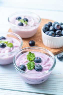 Taze yaban mersinli ev yapımı yoğurt