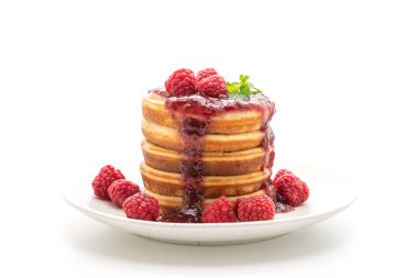 Taze ahududu ve beyaz arka plan üzerinde izole frambuaz sos ile gözleme