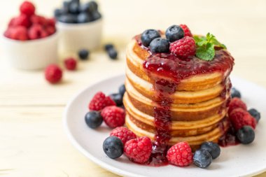 Taze ahududu ve yabanmersinli gözleme.