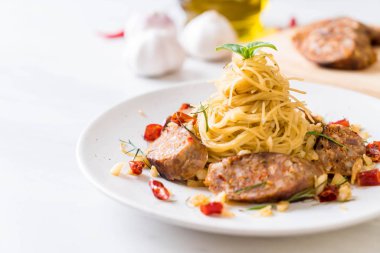 Sai Aua (Notrhern Tay acılı sosis) - Fusion gıda tarzı ile tavada kızartılmış spagetti