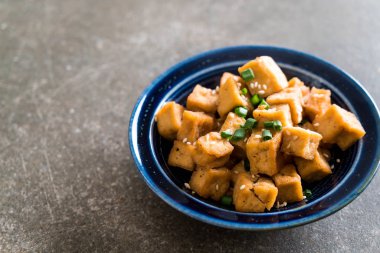 Susam - sağlıklı ve vegan gıda tarzı ile bir kase içinde kızarmış Tofu