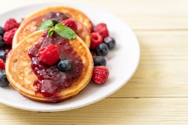 Taze ahududu ve yabanmersinli gözleme.