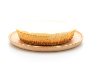 Ev yapımı cheesecake beyaz arka plan üzerinde izole