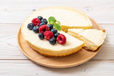 Ev yapımı cheesecake taze ahududu ve yaban mersini ile