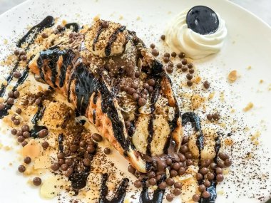 Çikolatalı dondurma ve çikolata sosu ile waffle