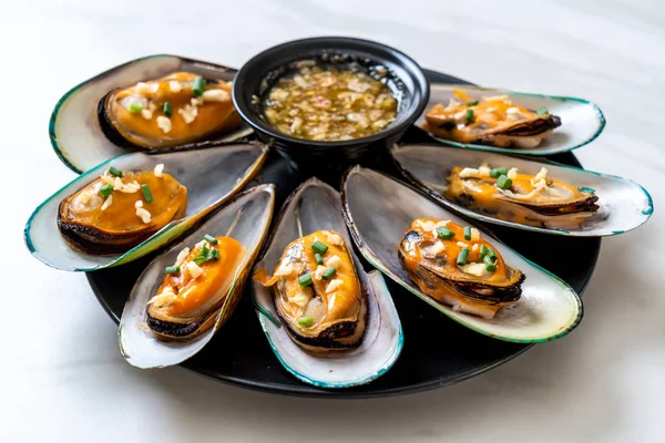 deniz ürünleri midye limon ve sarımsak ile