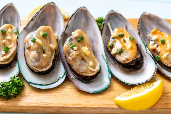 deniz ürünleri midye limon ve sarımsak ile