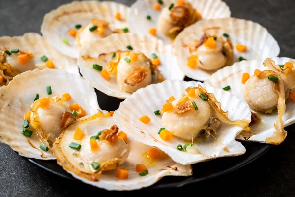 Kızarmış deniz tarağı, tereyağı ve sarımsak.