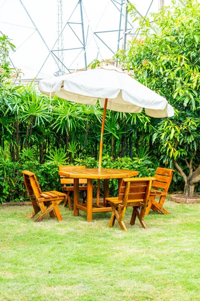 boş ahşap açık veranda masa ve sandalye dekorasyon ev bahçe