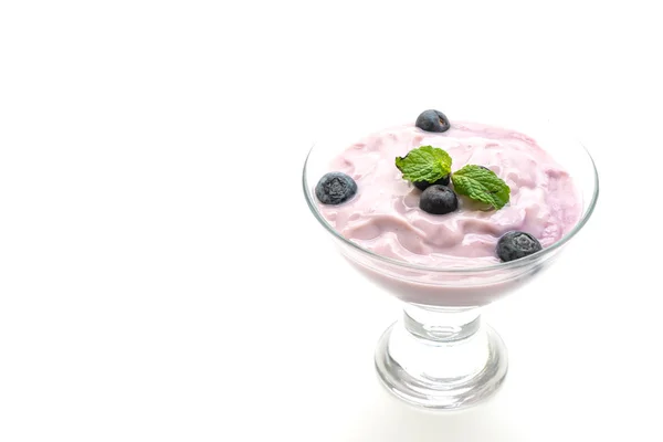 Yogurt Con Arándanos Frescos Aislados Sobre Fondo Blanco — Foto de Stock